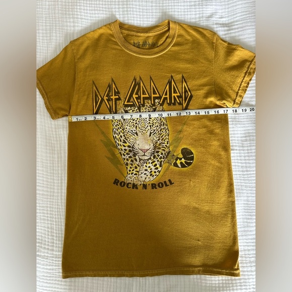 Def Leppard Oversized Grunge Band Tee T-Shirt in Mustard Yellow, Size XS - Picture 7 of 8